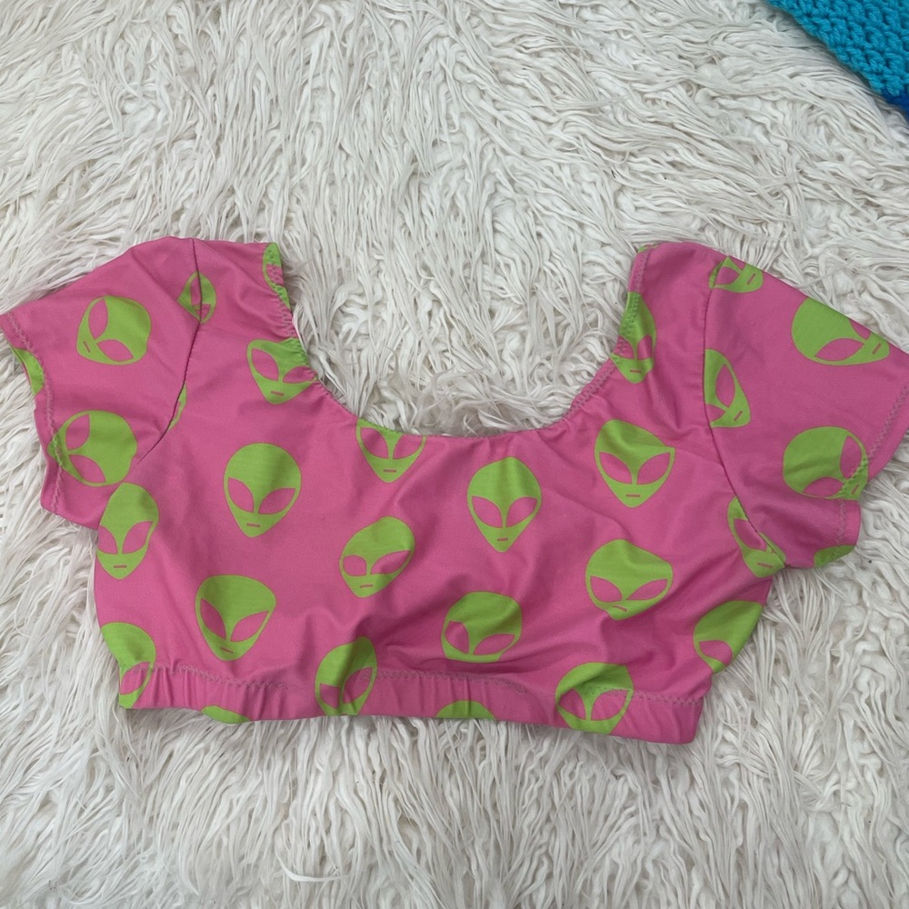 Dark moon cult / dolls kill alien pink crop top